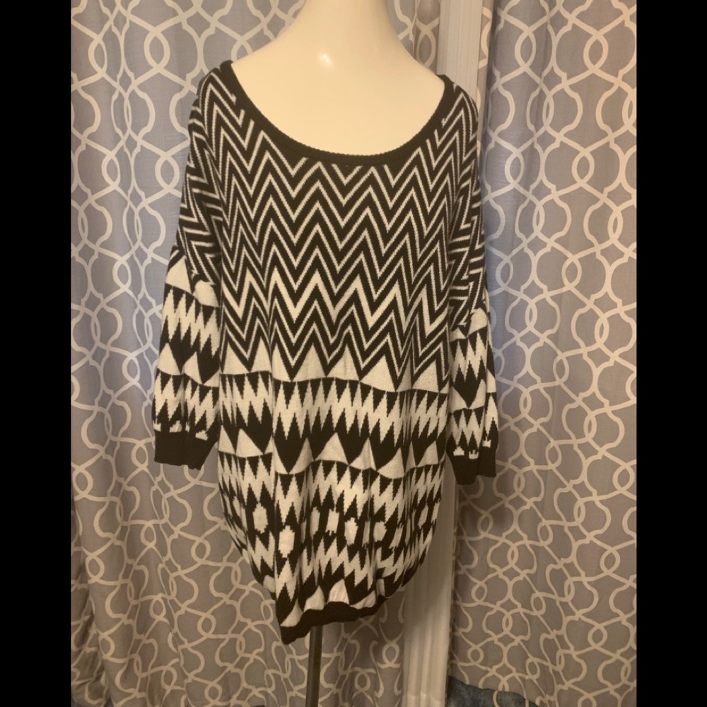 Pull over sweater black & white
